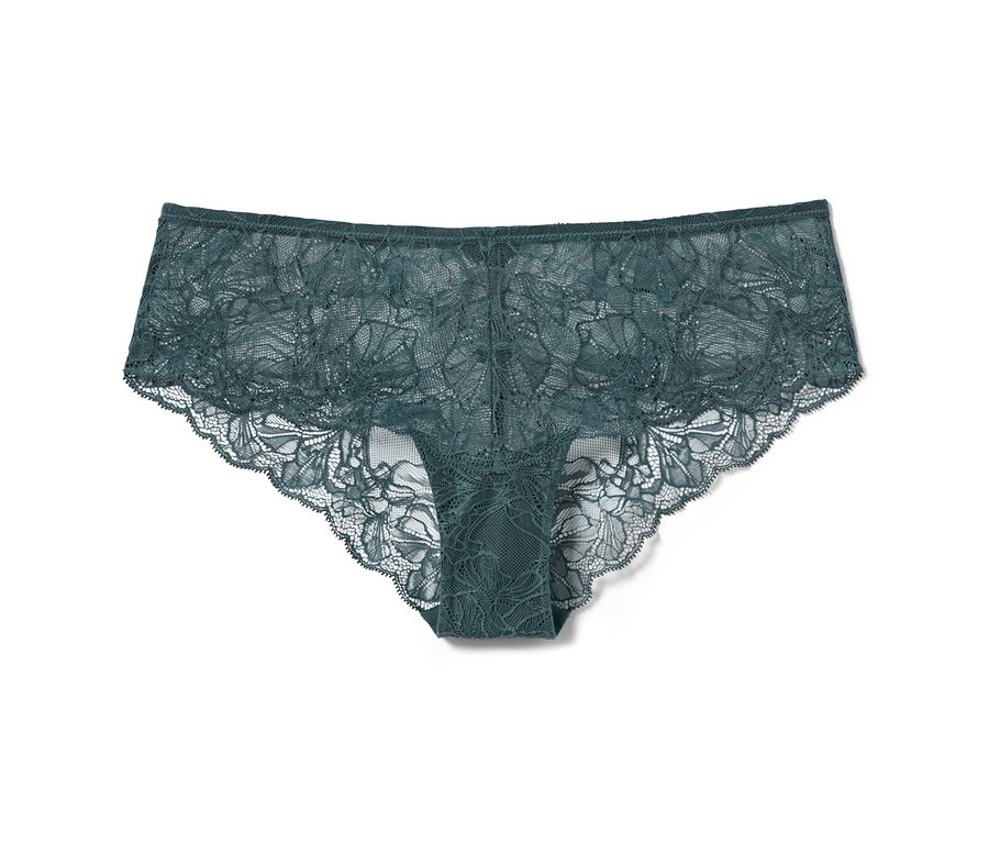 Zbliżenie koronkowych majtek typu hipster.