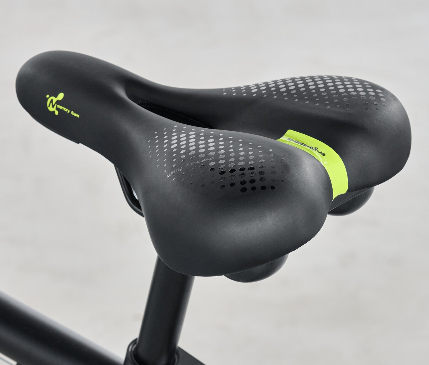 Czarne wygodne siodełko rowerowe na rowerze.