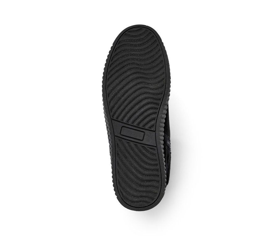 Szczegół podeszwy zamszowych botków.