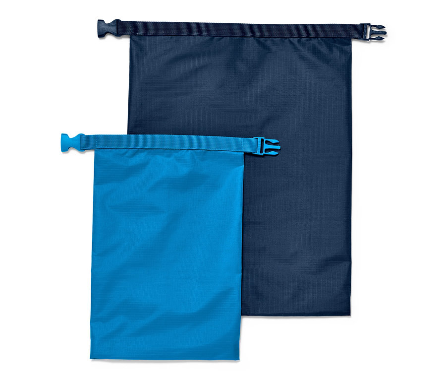 Dwa worki wodoodporne, jeden niebieski i jeden granatowy.