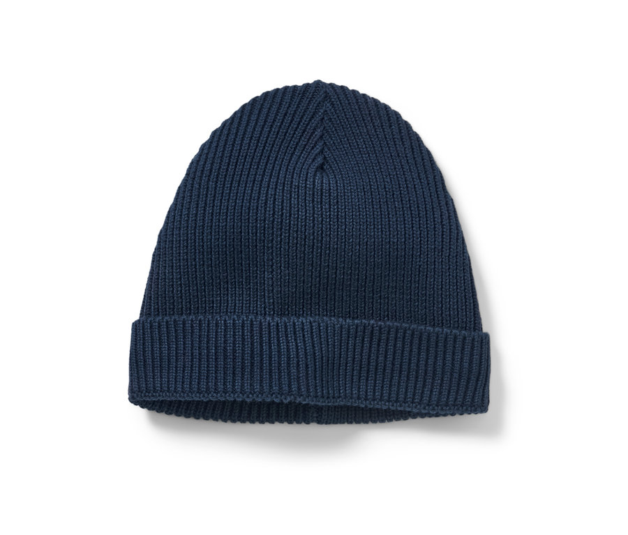 Niebieska czapka z dzianiny dla dzieci.