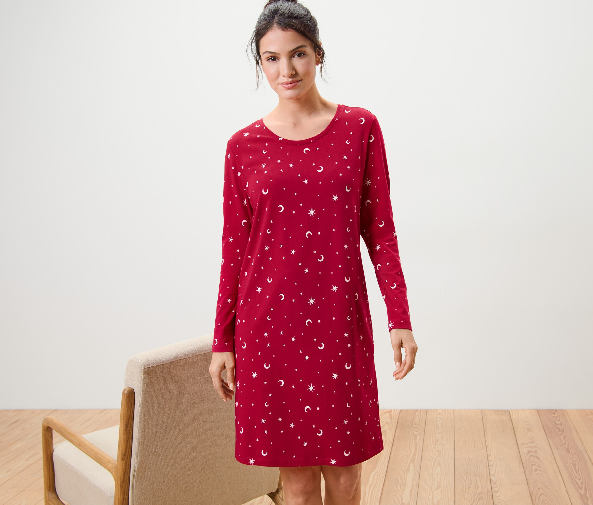 Kobieta ma na sobie czerwoną koszulę nocną.