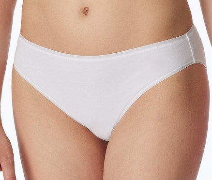 Kobieta ma na sobie białe figi mini z bawełną ekologiczną SCHIESSER, 2 pary.