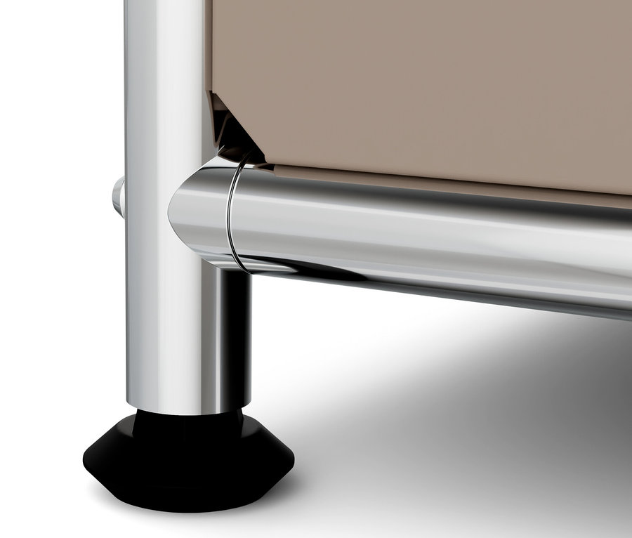 Szczegół metalowej komody „CN3” w kolorze taupe z drewnianym blatem, chromowaną nogą i czarną stopką.