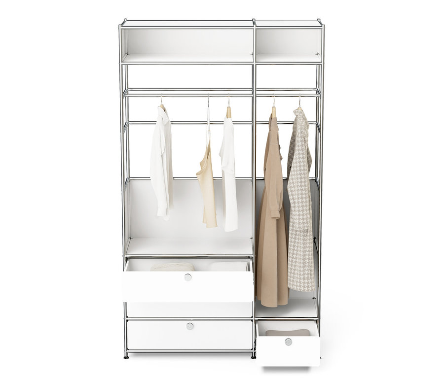 Metalowa komoda „CN3” z 2 drążkami na ubrania i 4 szufladami, z ubraniami wiszącymi na drążkach.