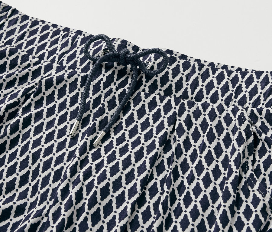 Szczegół wzorzystych spodni z dżerseju.