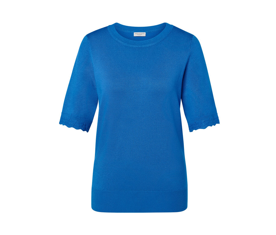 Kobaltowy, cienki sweter z krótkim rękawem.