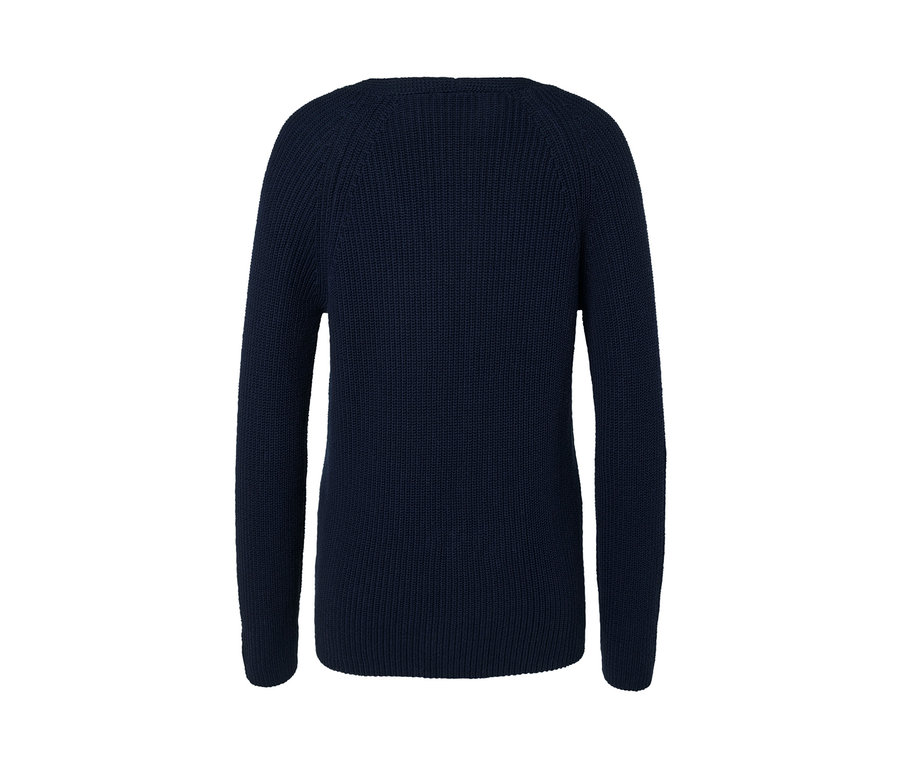 Granatowy sweter.
