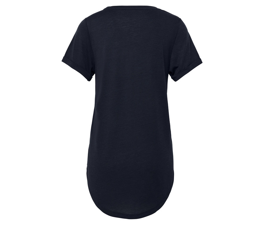 Szczegół tyłu granatowej koszulki z krótkim rękawem.