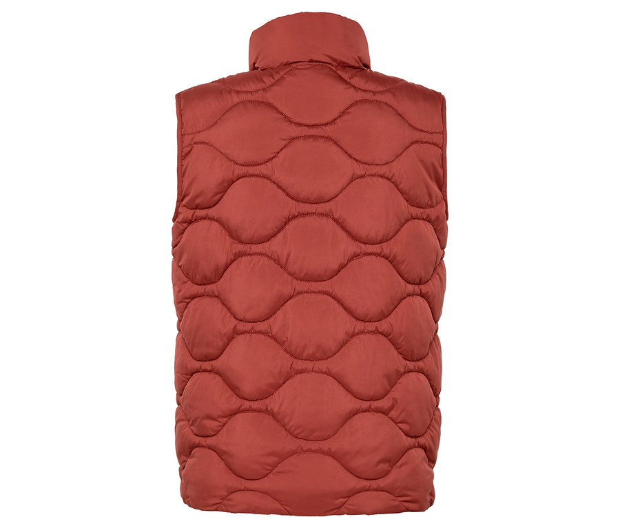 Widok z tyłu pikowanej kamizelki w kolorze terakoty.