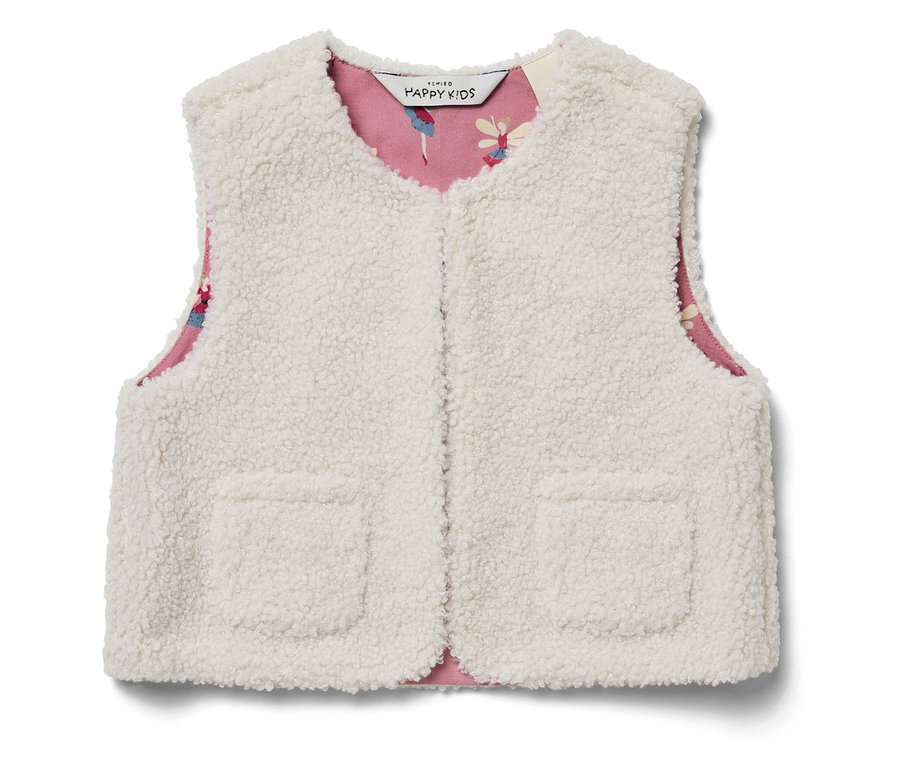 Zbliżenie białej, puszystej kamizelki z różową podszewką w kwiatowy wzór.