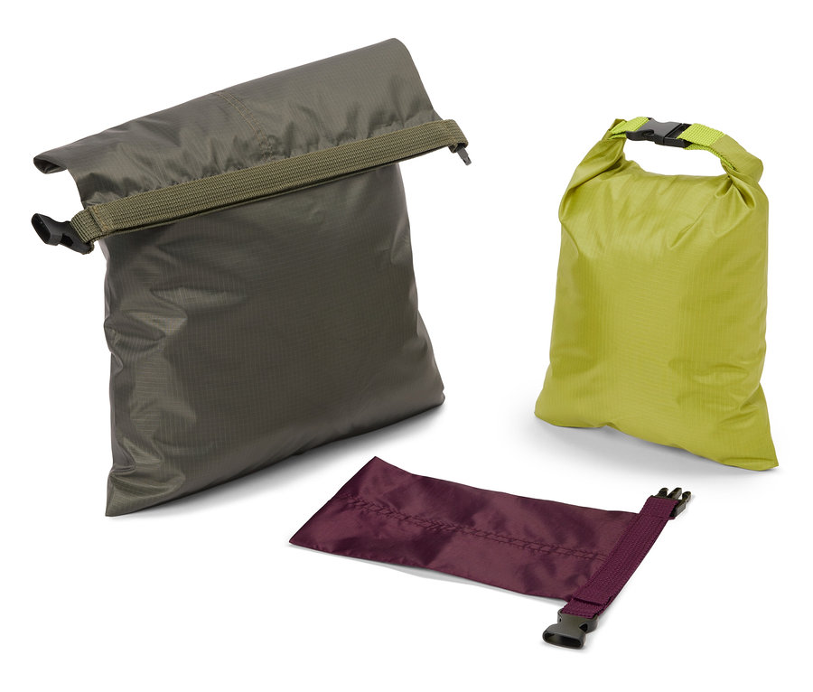 Trzy wodoodporne worki w kolorach oliwkowym, limonkowym i fioletowym leżą na białym tle.