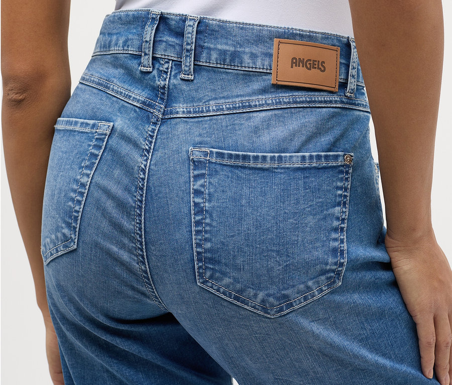 Zdjęcie z bliska tyłu kobiety noszącej dżinsy Angels „Linn” Culotte z postrzępionymi brzegami, jasnoniebieskie.