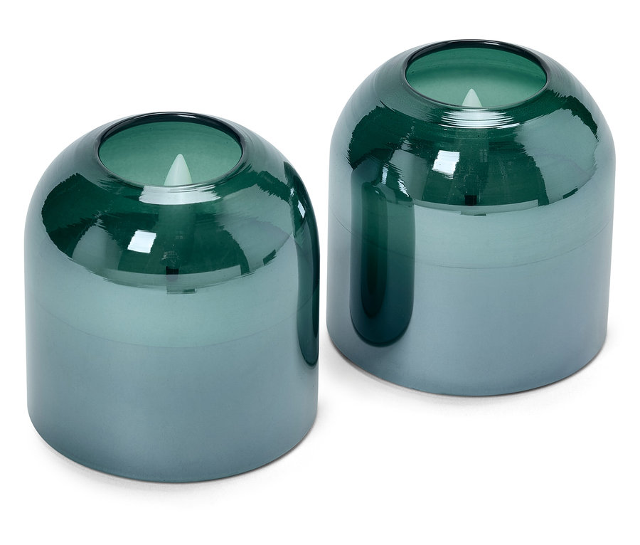 Dwie niebiesko-zielone szklane świece na białym tle.