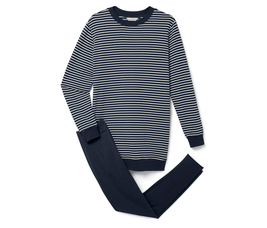 Pasiasty top z długim rękawem i granatowe spodnie na białym tle.