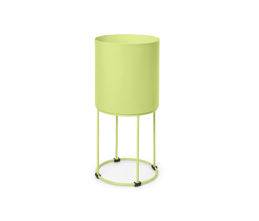 Okrągła, zielona osłonka na doniczkę na stojaku.