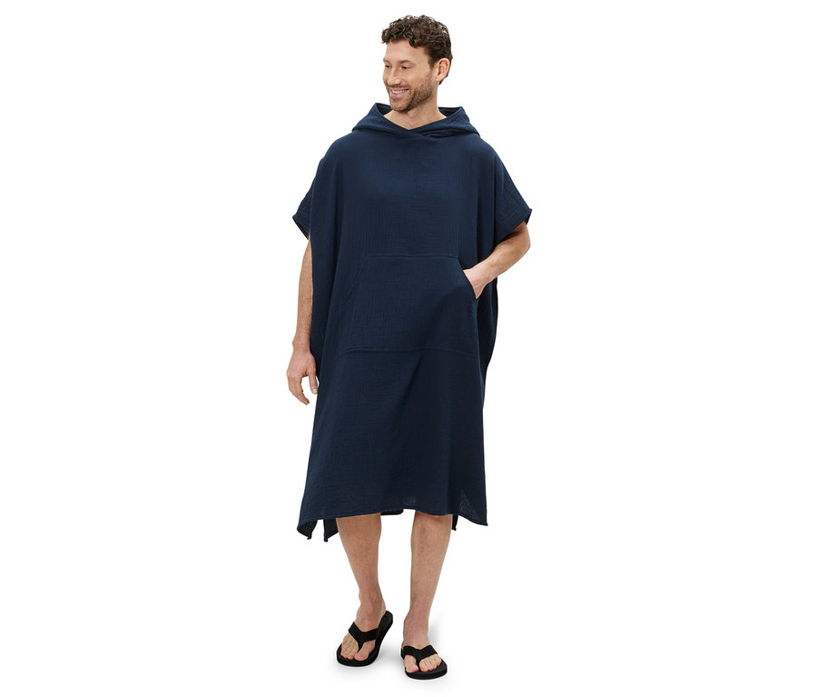 Mężczyzna ma na sobie muślinowe poncho do przebierania i japonki.