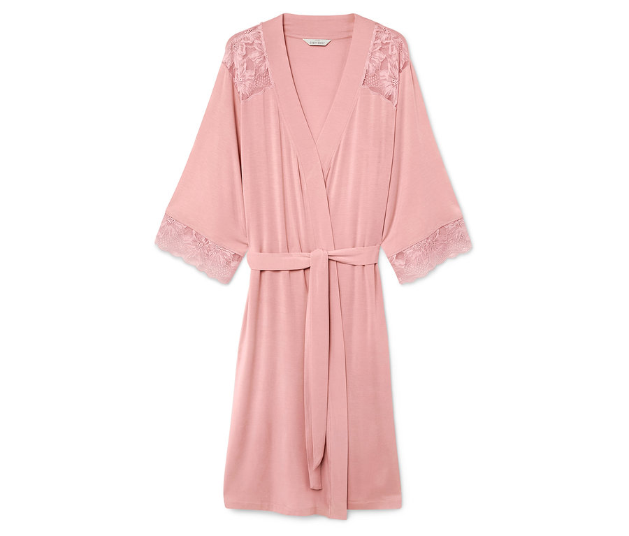 Różowy szlafrok z koronką na rękawach i ramionach, z paskiem do wiązania, na białym tle.