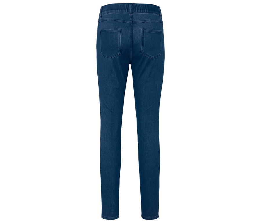 Widok z tyłu granatowych dżinsów.