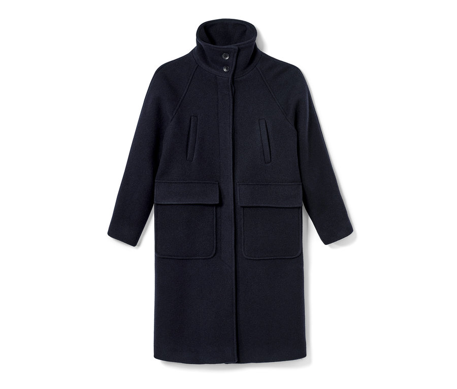 Granatowy płaszcz NAH/STUDIO z wełny z recyklingu.