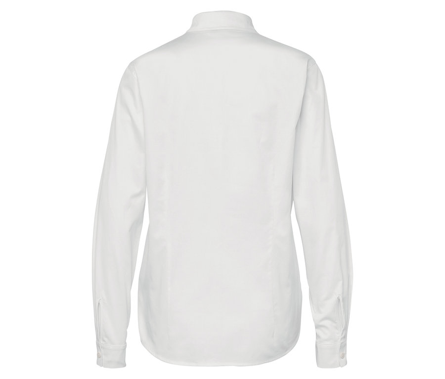 Widok z tyłu białej koszuli z długim rękawem.