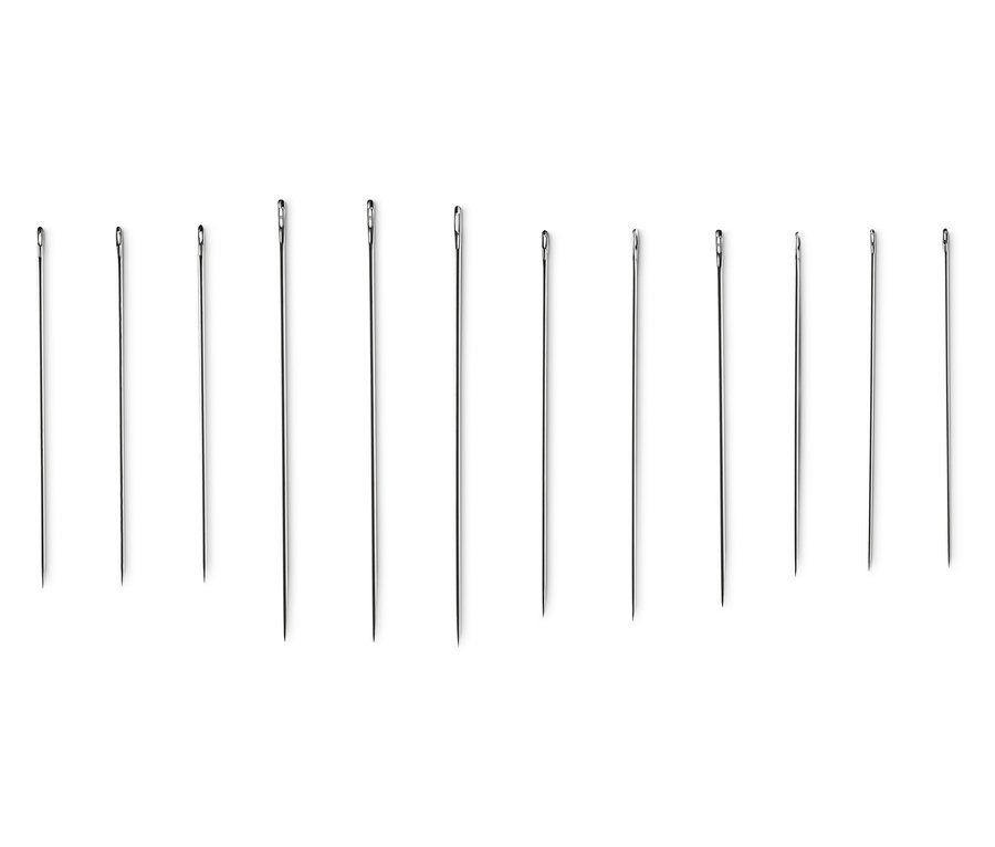 Rząd igieł do maszyny i szycia ręcznego w różnych rozmiarach.