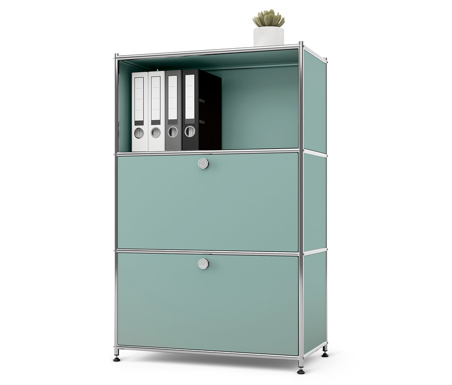 Regał z segregatorami i rośliną doniczkową.