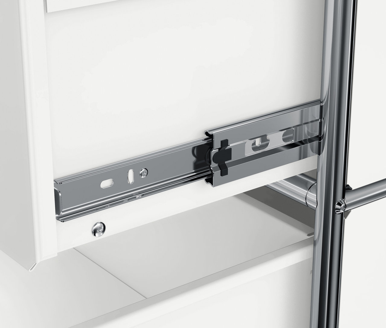 Szczegół białej szuflady z metalowymi prowadnicami.