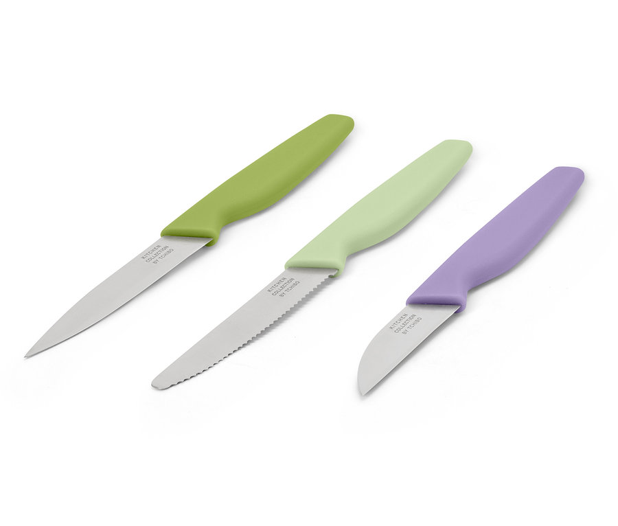 Trzy noże z kolorowymi rączkami leżą na białym tle.