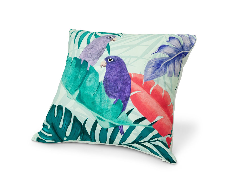 Dekoracyjna poszewka na poduszkę z papugami i tropikalnymi liśćmi.