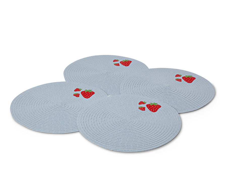 Cztery jasnoniebieskie podkładki pod talerze z haftowanymi truskawkami.