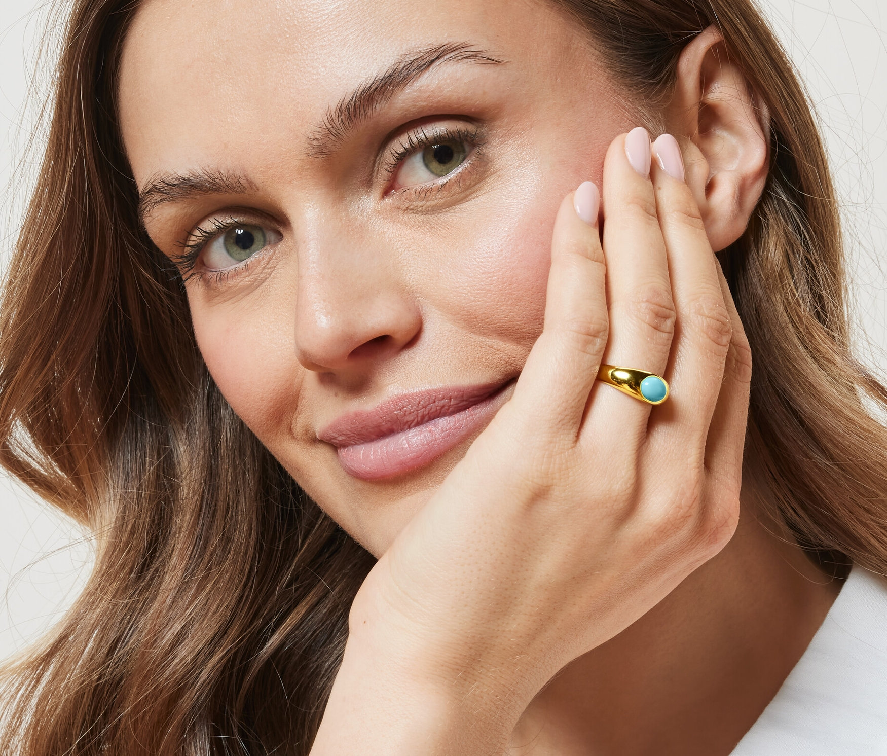 Kobieta z pierścionkiem z turkusowym kamieniem.