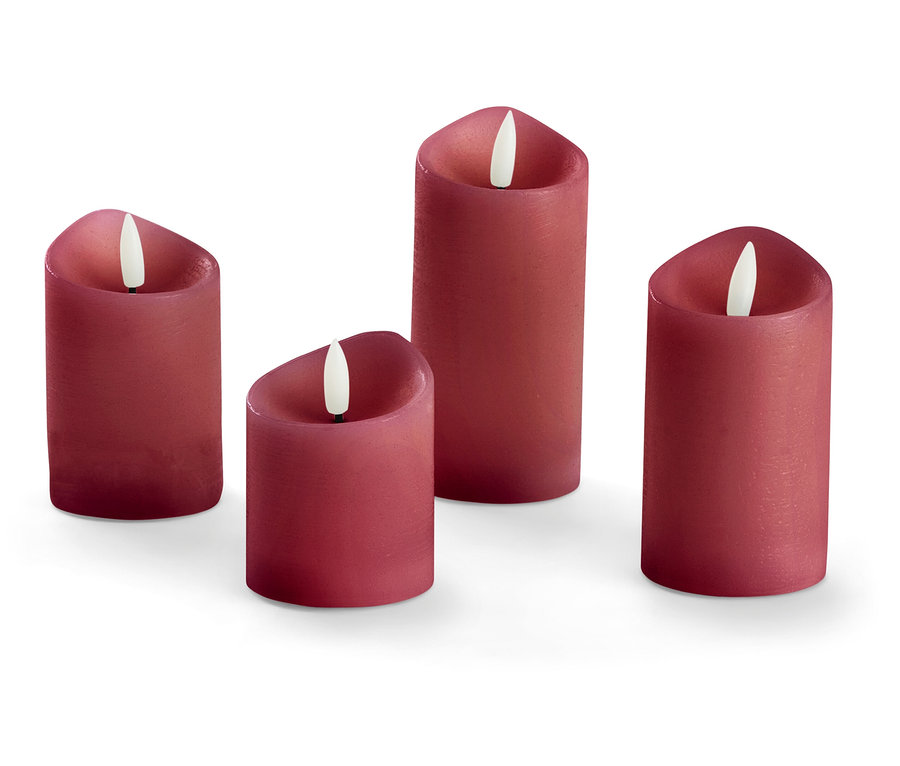 Cztery czerwone świece LED o różnych wysokościach na białym tle.