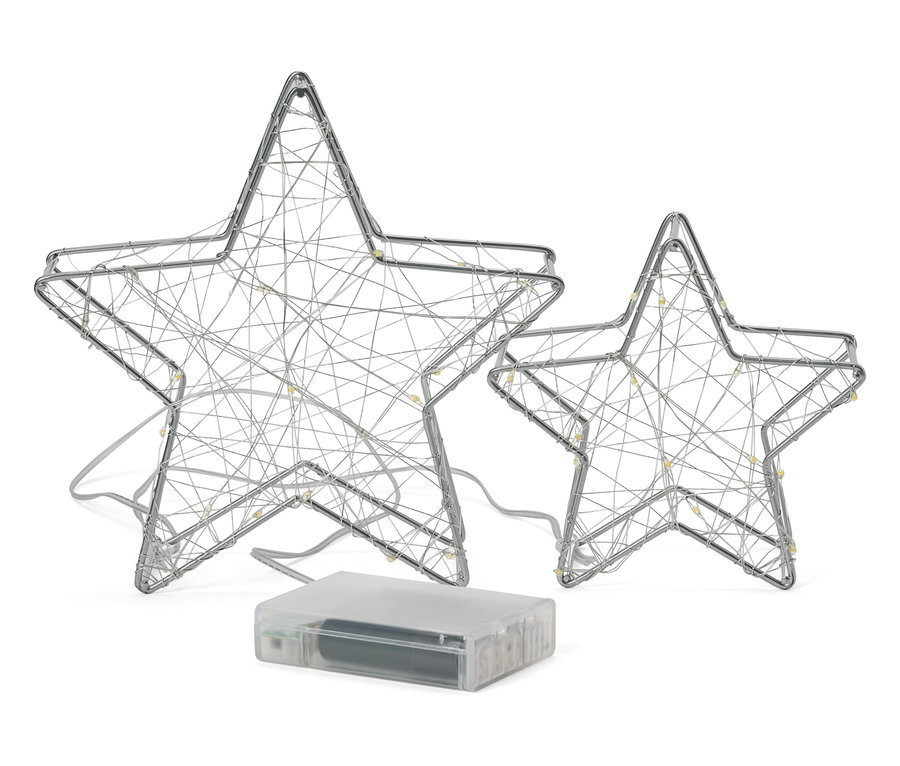 Dwie srebrne gwiazdy z drutu z małymi światełkami i przezroczystym pojemnikiem na baterie na białym tle.