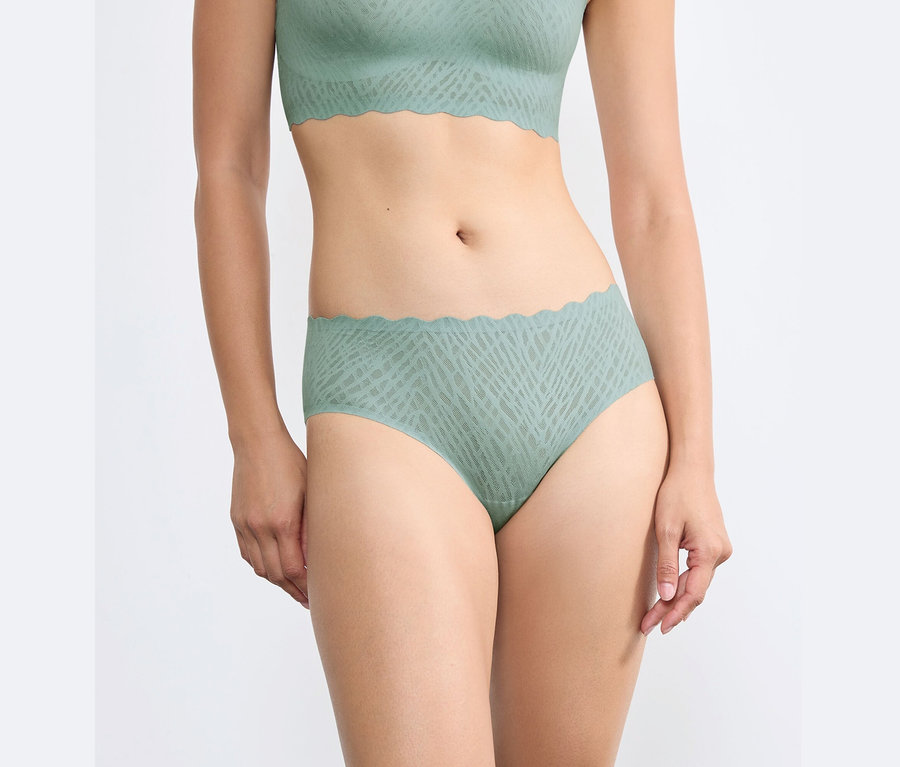 Kobieta ma na sobie figi typu hipster sloggi ZERO Feel Bliss, misty turquoise.