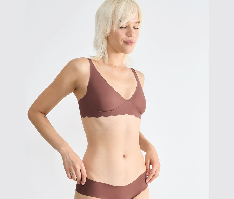 Kobieta pozuje w miękkim biustonoszu sloggi ZERO Microfibre 2.0.