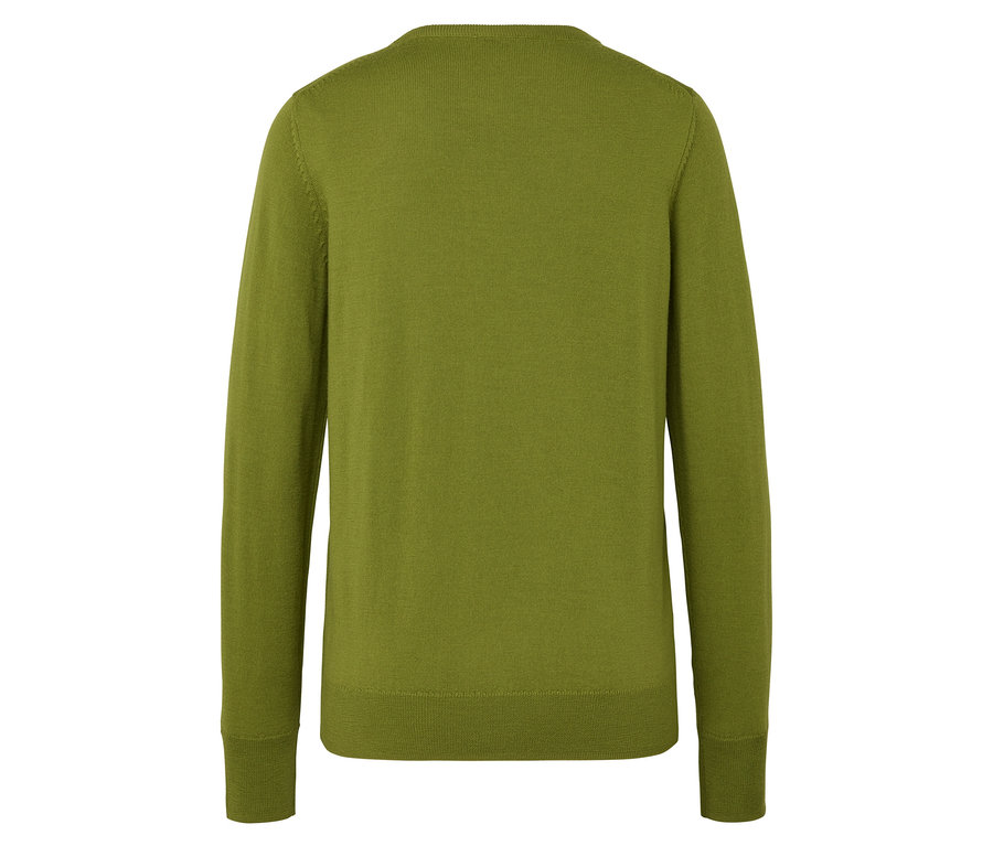 Widok z tyłu oliwkowego swetra z długim rękawem.