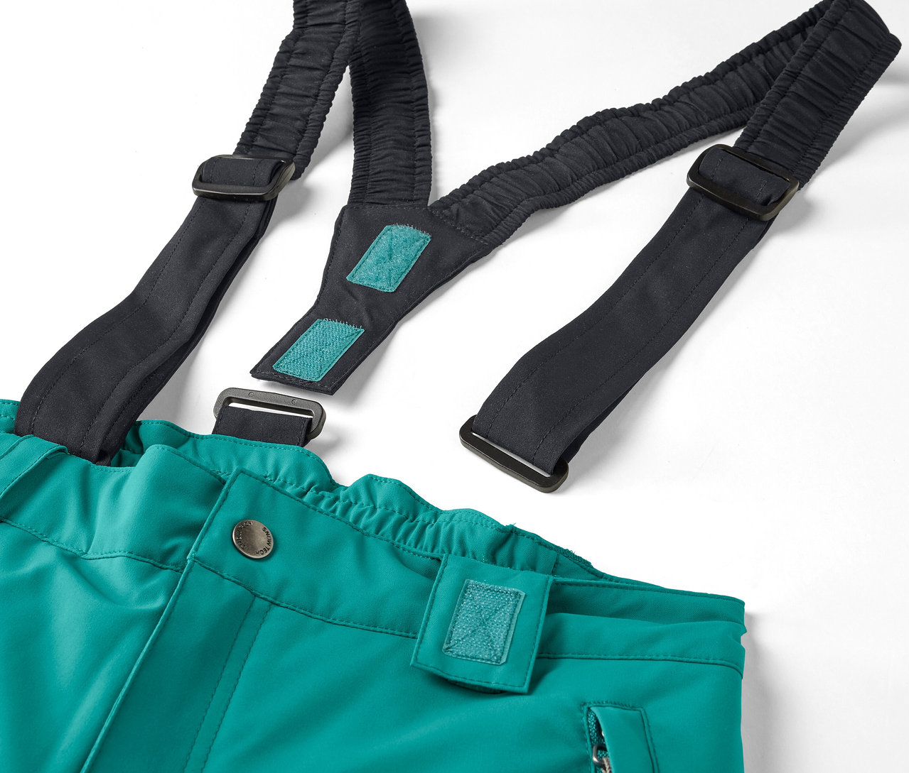 Szczegół zielonych spodni z czarnymi, elastycznymi szelkami na białym tle.