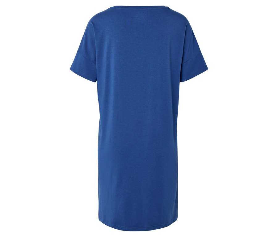Widok z tyłu niebieskiej sukienki T-shirt z krótkimi rękawami.
