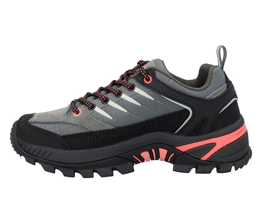 Szaro-czarny but trekkingowy z pomarańczowymi sznurówkami.