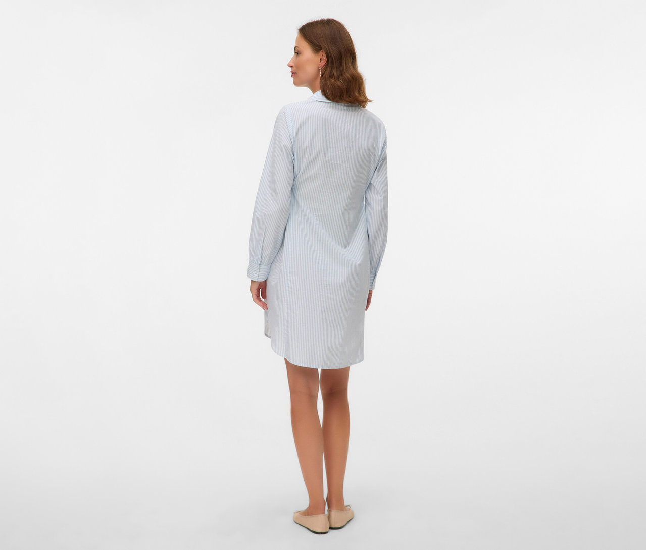 Kobieta z tyłu w sukience koszulowej MAMALICIOUS „MLLETICIA LIA” w jasnoniebieskie paski i beżowych butach.