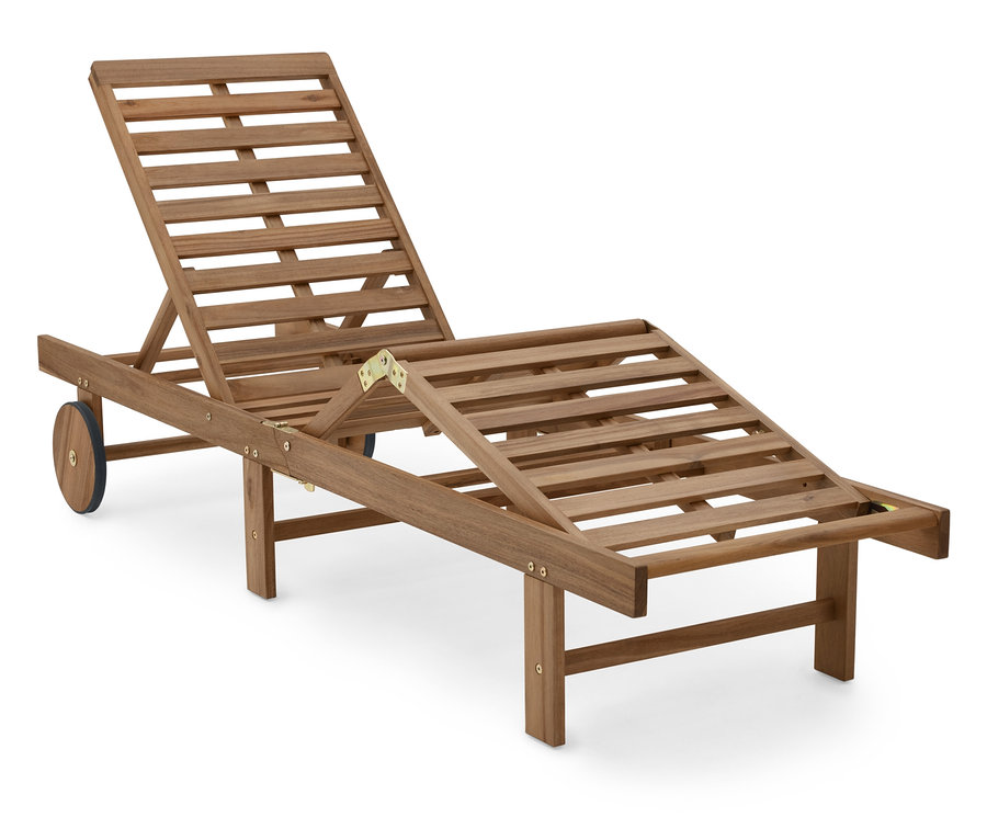 Brązowy drewniany leżak z regulowanym oparciem i kółkami.