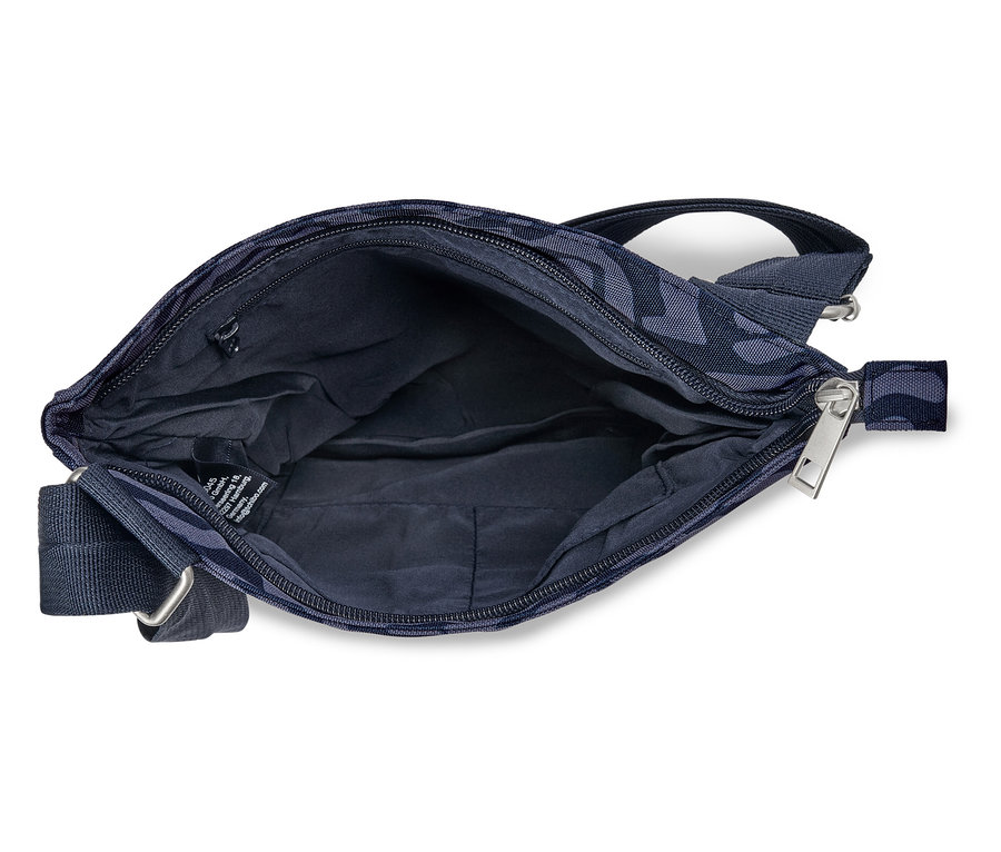 Otwarta granatowa torba w kamuflażu leży na białej powierzchni.