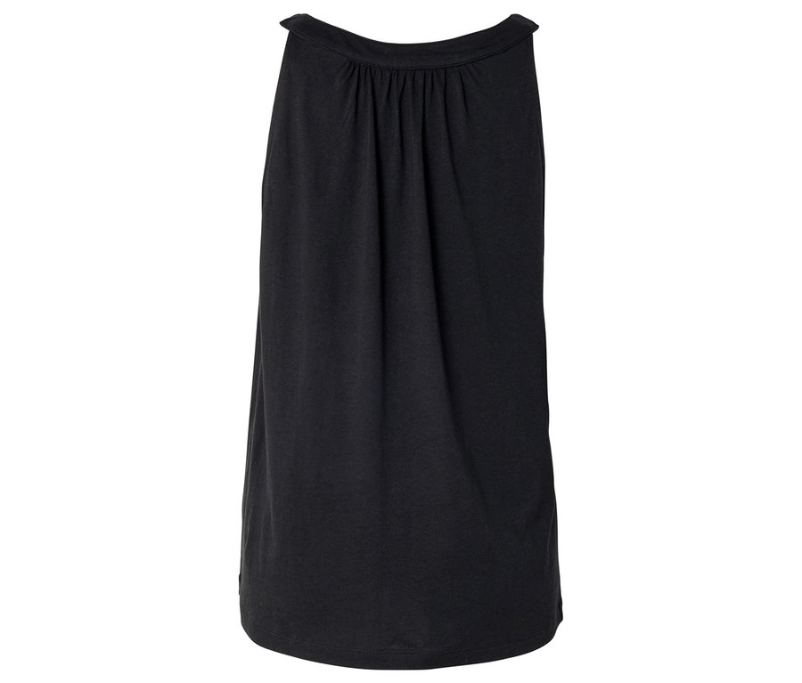 Czarny top bez rękawów z dekoltem typu halter, drapowany przy dekolcie.