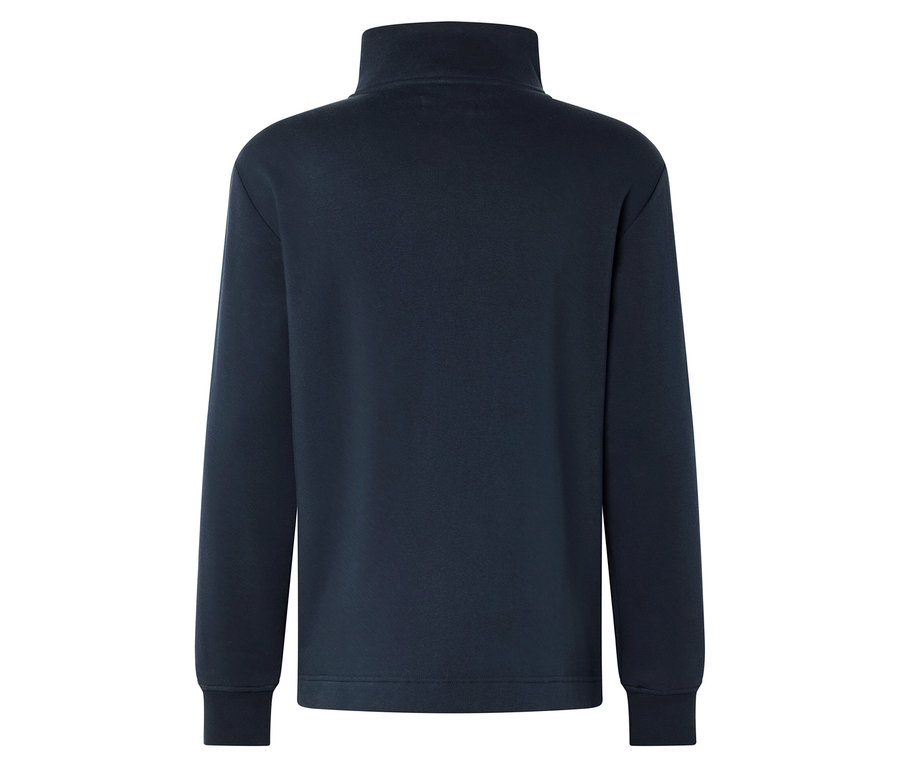 Widok z tyłu granatowego golfa.