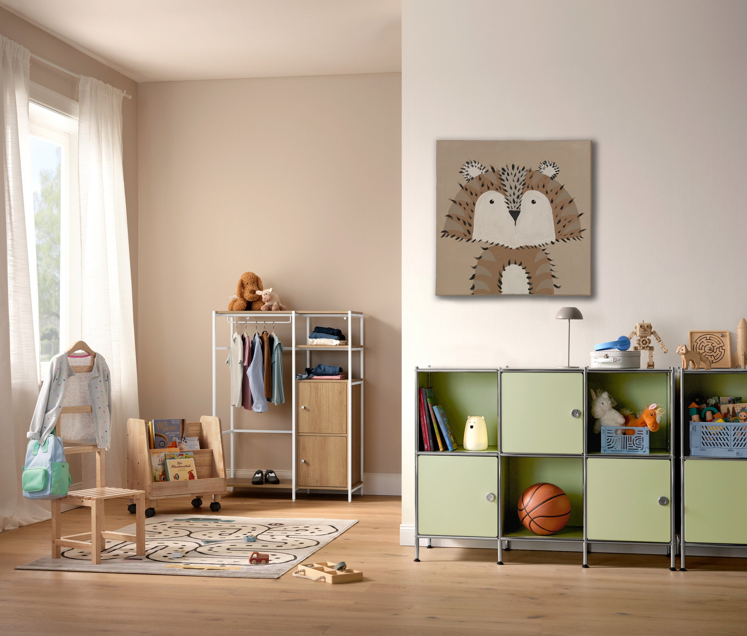 Pokój dziecięcy z dywanem dla dzieci COCOON »Miasta«, 120 x 170 cm, regałem i zabawkami.