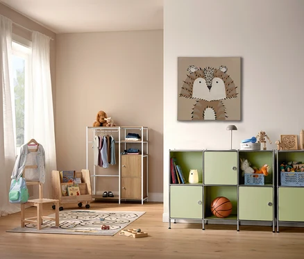 Pokój dziecięcy z dywanem dla dzieci COCOON »Miasta«, 120 x 170 cm, regałem i zabawkami.