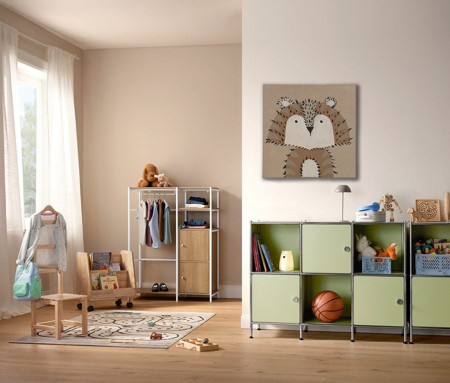 Pokój dziecięcy z dywanem dla dzieci COCOON »Miasta«, 120 x 170 cm, regałem i zabawkami.