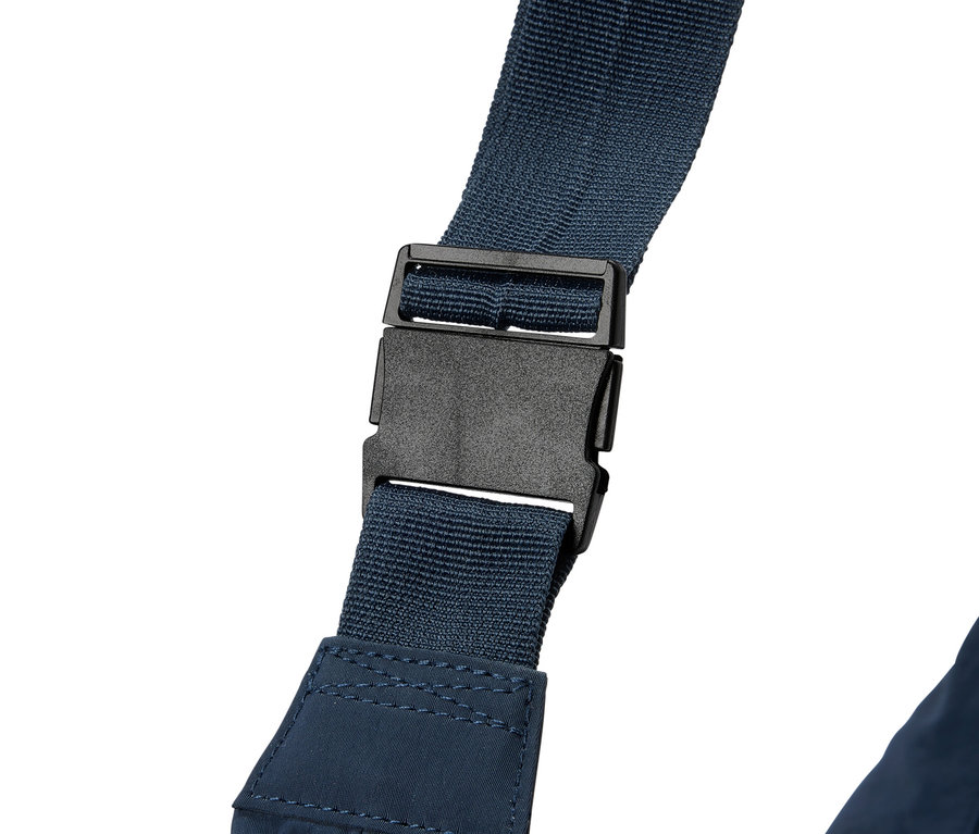 Zbliżenie granatowego paska z czarnym zapięciem na białym tle.