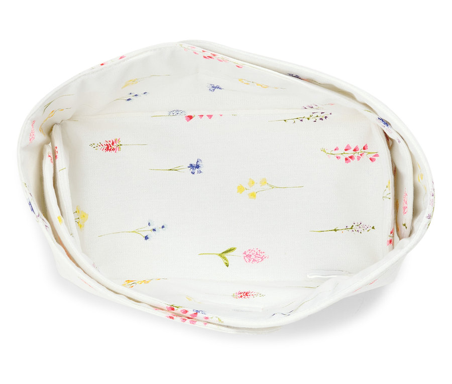 Widok z góry na pusty koszyk na pieczywo wyłożony materiałem w kwiatowy wzór.